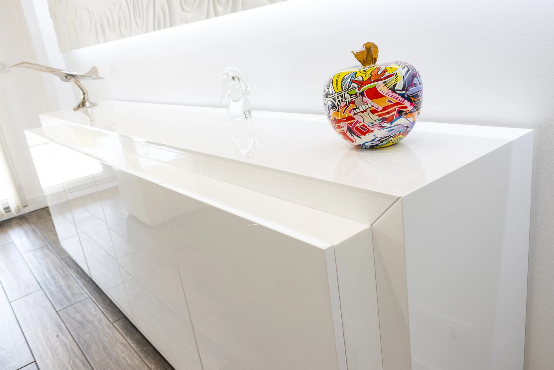 Meuble avec décorations