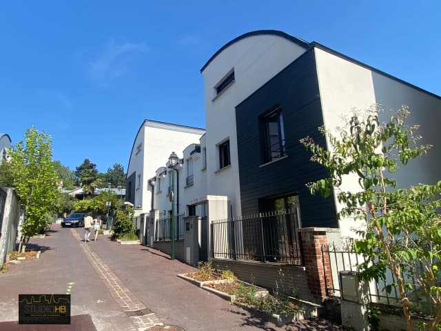 Réalisation de 8 maisons et de 6 appartements - MONTAIGNE IMMOBILIER media 24